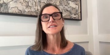 Cathie Wood, CEO de Ark Invest, en una transmisión por YouTube.