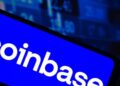 Teléfono inteligente que refleja el logo de Coinbase.