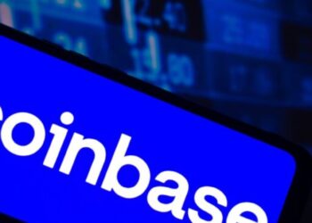 Teléfono inteligente que refleja el logo de Coinbase.