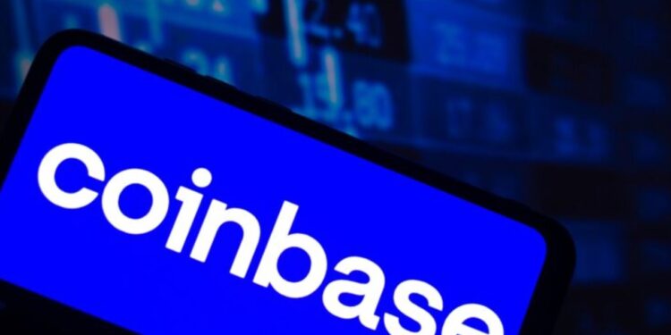 Teléfono inteligente que refleja el logo de Coinbase.