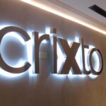Fotografía del logo de Crixto.