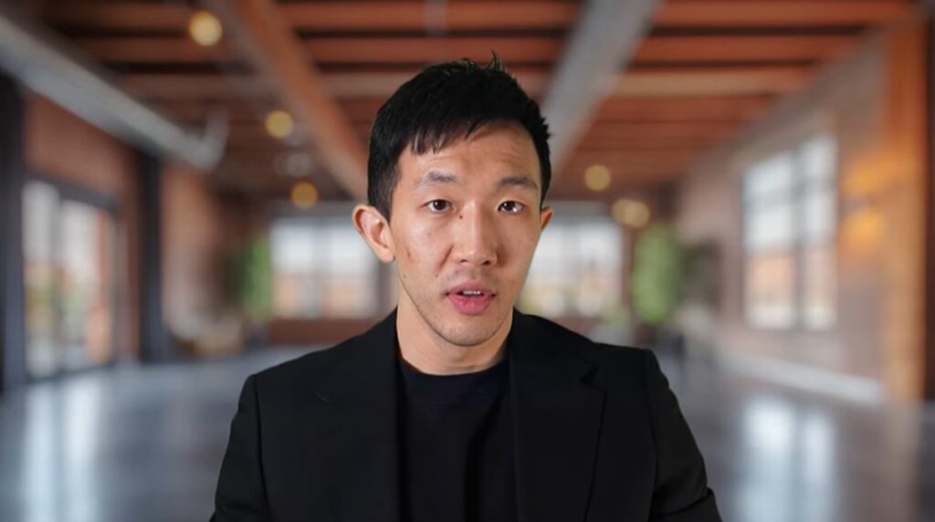 Analista de mercados Dennis Liu en una captura de un video de YouTube.