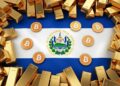 Bandera de El Salvador con lingotes de oro alrededor y algunas monedas de bitcoin.