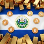 Bandera de El Salvador con lingotes de oro alrededor y algunas monedas de bitcoin.