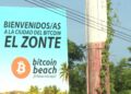 Fotografía de una valla de Bitcoin Beach en El Zonte, El Salvador.