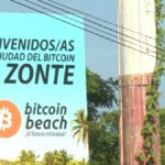 Fotografía de una valla de Bitcoin Beach en El Zonte, El Salvador.