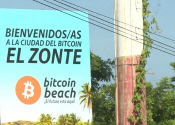 Fotografía de una valla de Bitcoin Beach en El Zonte, El Salvador.