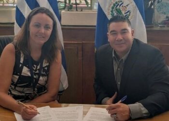 Fotografía de Juan Carlos Reyes y Patricia Tudisco en una oficina.