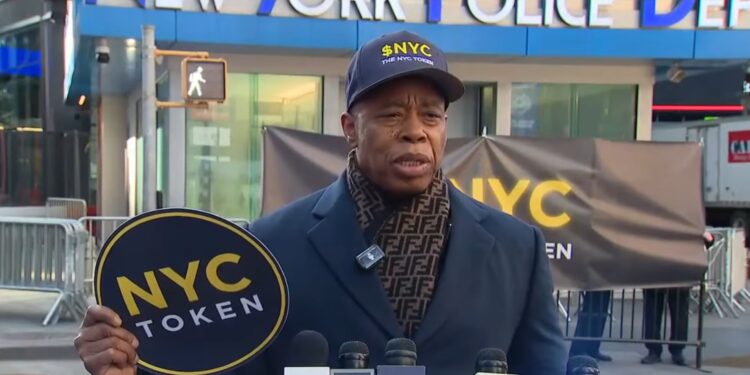 Fotografía del exalcalde de Nueva York, Eric Adams, promocionando NYC.