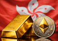 Un lingote de oro y una moneda fรญsica de Ethereum delante de la bandera de Hong Kong.