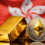 Un lingote de oro y una moneda física de Ethereum delante de la bandera de Hong Kong.