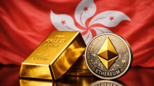 Un lingote de oro y una moneda física de Ethereum delante de la bandera de Hong Kong.