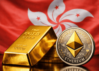 Un lingote de oro y una moneda física de Ethereum delante de la bandera de Hong Kong.