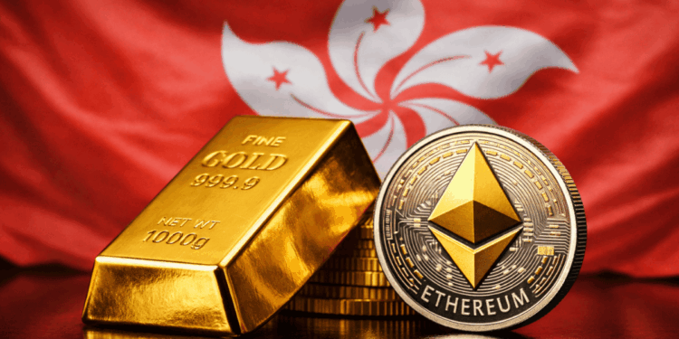 Un lingote de oro y una moneda fรญsica de Ethereum delante de la bandera de Hong Kong.