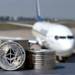 Monedas físicas de Ethereum delante de un avión boeing 737.