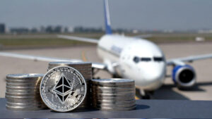 Monedas físicas de Ethereum delante de un avión boeing 737.