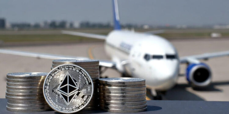 Monedas físicas de Ethereum delante de un avión boeing 737.