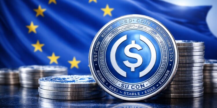 Monedas de la stablecoin USDC en primer plano con la bandera de la Unión Europea desenfocada al fondo.