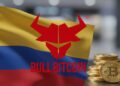 Imagen de la bandera de Colombia, junto a monedas de bitcoin y el logo de Bull Bitcoin.