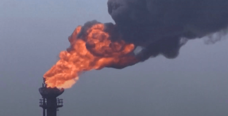 Un quemador de gas en campos petroleros con una gran llama.