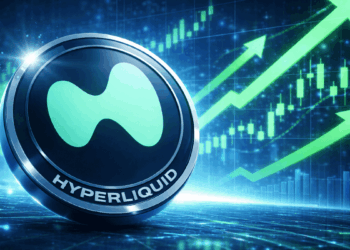 Una moneda física de hyperliquid rodeada de flechas verdes.