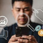 una persona usando el celular, detrás gráficos de precio, monedas de criptomonedas y una lupa observando lo que la gente dice en X.