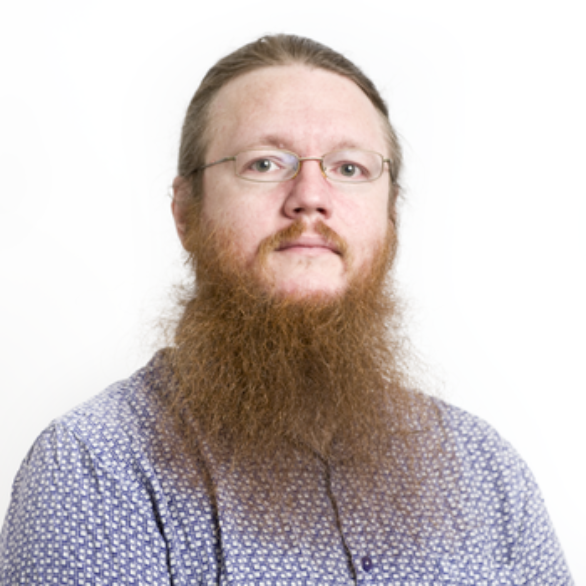 Fotografia del rostro de Gregory Maxwell en fondo blanco.