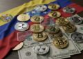 Bandera de Venezuela junto a distintas criptomonedas y billetes de dรณlar.