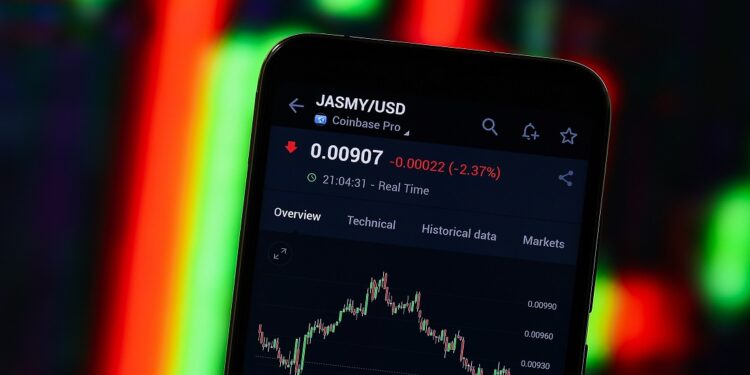 Imagen de celular con exchange para hacer trading de JASMY y gráfico de precio.