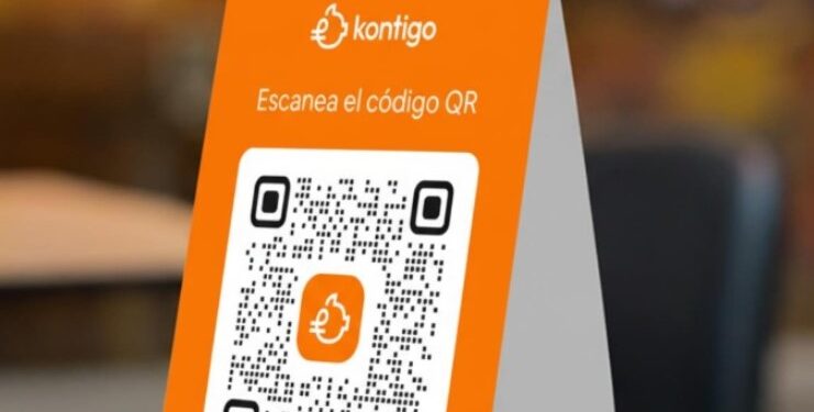 Fotografía de QR de Kontigo en una tienda.