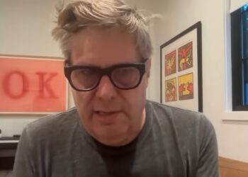 Fred Krueger, analista financiero, ofrece opiniones a través de una transmisión en video.