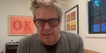 Fred Krueger, analista financiero, ofrece opiniones a través de una transmisión en video.