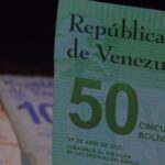 Fotografías de billetes de bolívares venezolanos.