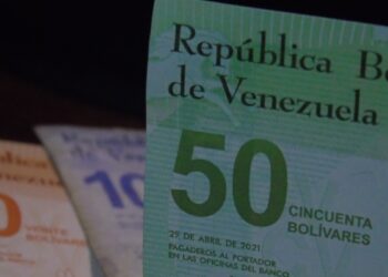 Fotografías de billetes de bolívares venezolanos.