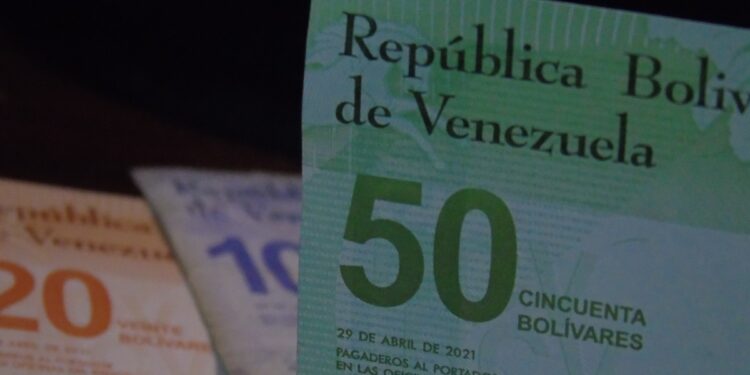 Fotografías de billetes de bolívares venezolanos.