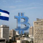 Logo de bitcoin con edificios de empresas y la bandera de El Salvador.