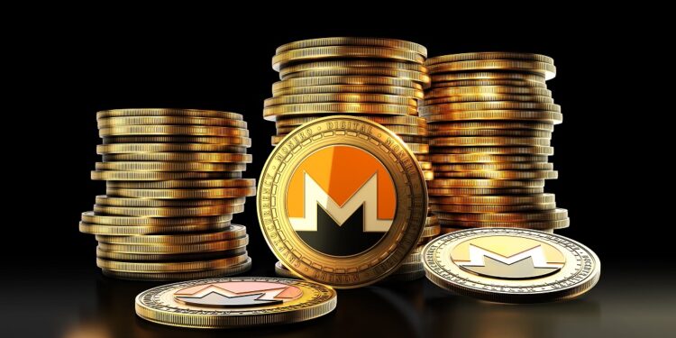 Una moneda física de monero delante de pilas de monedas
