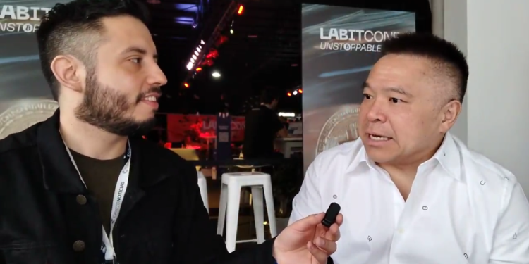 Nicolás Antiporovich, reportero de CriptoNoticias, entrevista a Newton Ng de BOTFX.