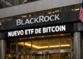 Edificio corporativo de BlackRock con el letrero "NUEVO ETF DE BITCOIN".