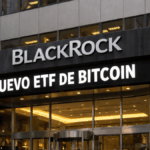 Edificio corporativo de BlackRock con el letrero "NUEVO ETF DE BITCOIN".