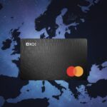 Tarjeta de OKX sobrepuesta sobre la silueta del continente europeo.