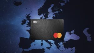 Tarjeta de OKX sobrepuesta sobre la silueta del continente europeo.
