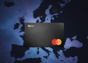 Tarjeta de OKX sobrepuesta sobre la silueta del continente europeo.