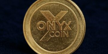 Una moneda física de onyxcoin delante de un fondo negro.