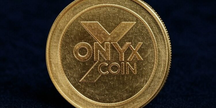 Una moneda física de onyxcoin delante de un fondo negro.