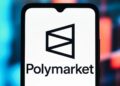 Fotografía de un teléfono inteligente que refleja el logo de Polymarket.
