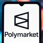 Fotografía de un teléfono inteligente que refleja el logo de Polymarket.