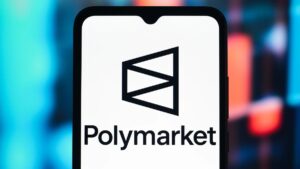 Fotografรญa de un telรฉfono inteligente que refleja el logo de Polymarket.