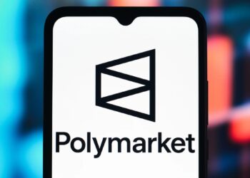 Fotografía de un teléfono inteligente que refleja el logo de Polymarket.
