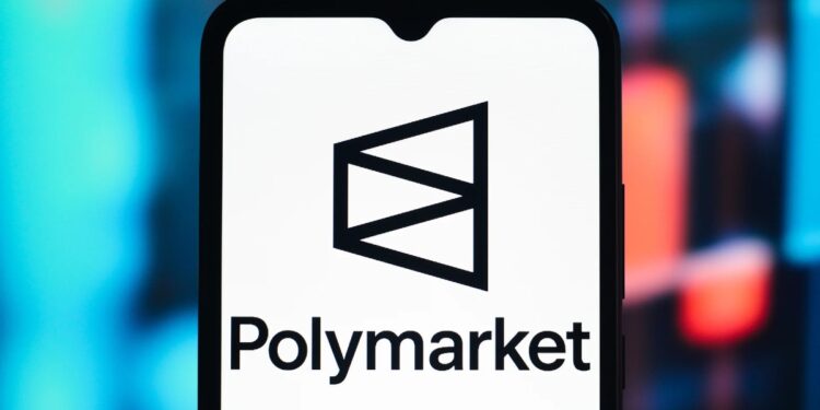 Fotografía de un teléfono inteligente que refleja el logo de Polymarket.